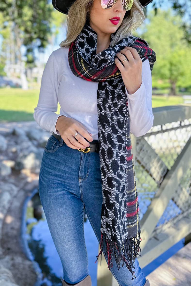 AMOLI - Black and Leopard Dual-Sided Reversible Poncho With Button: Black / One Size
