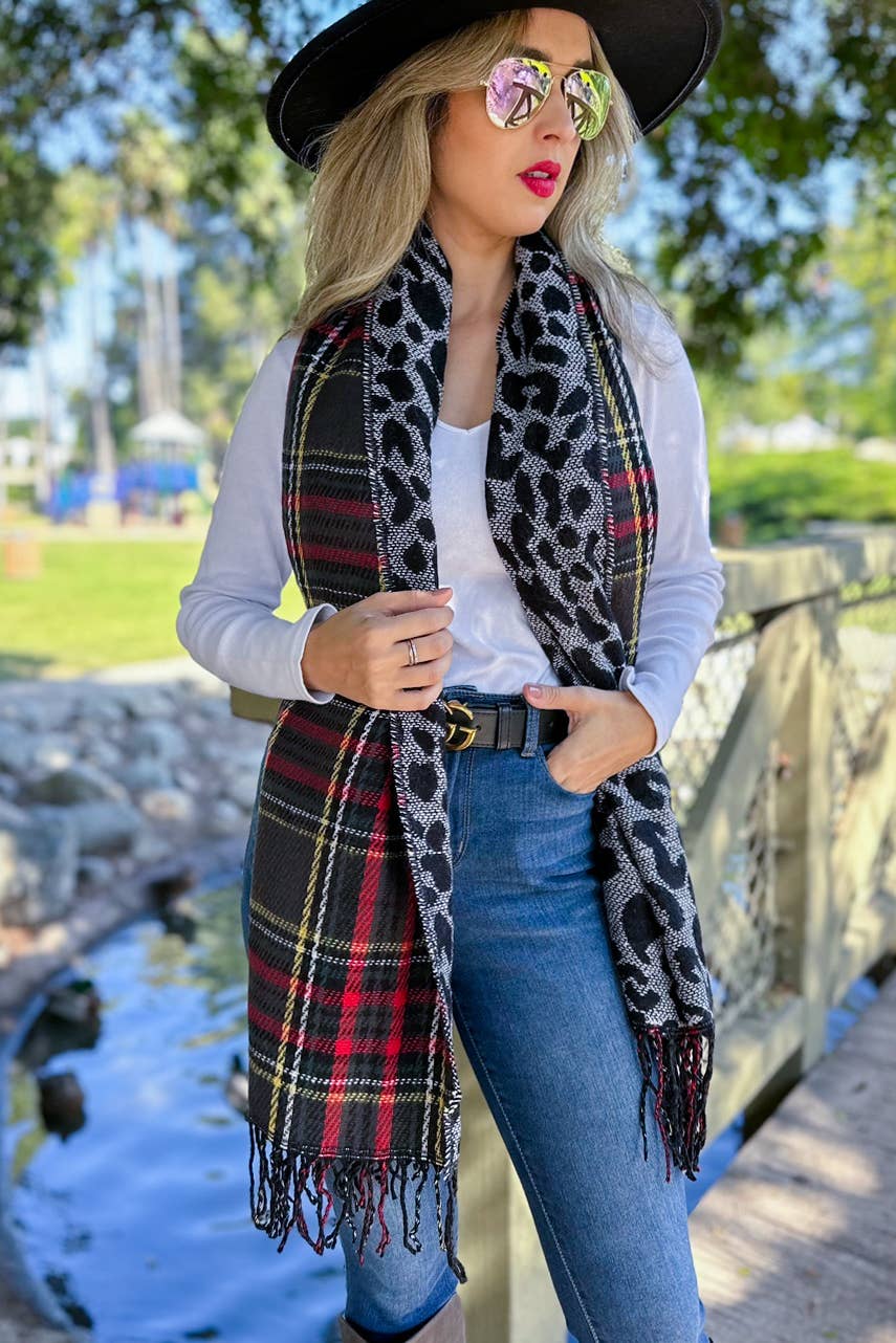 AMOLI - Black and Leopard Dual-Sided Reversible Poncho With Button: Black / One Size